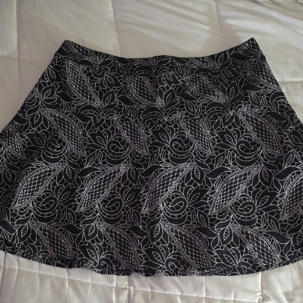 NEW New York & Company Black and White Leaf Pattern Mini Skirt Size 14